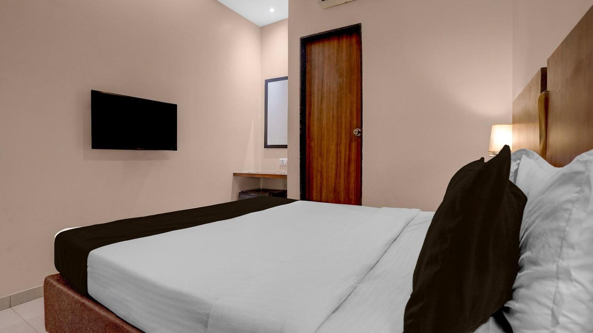 Townhouse Midc Andheri Formerly Royal International Hotel 4*