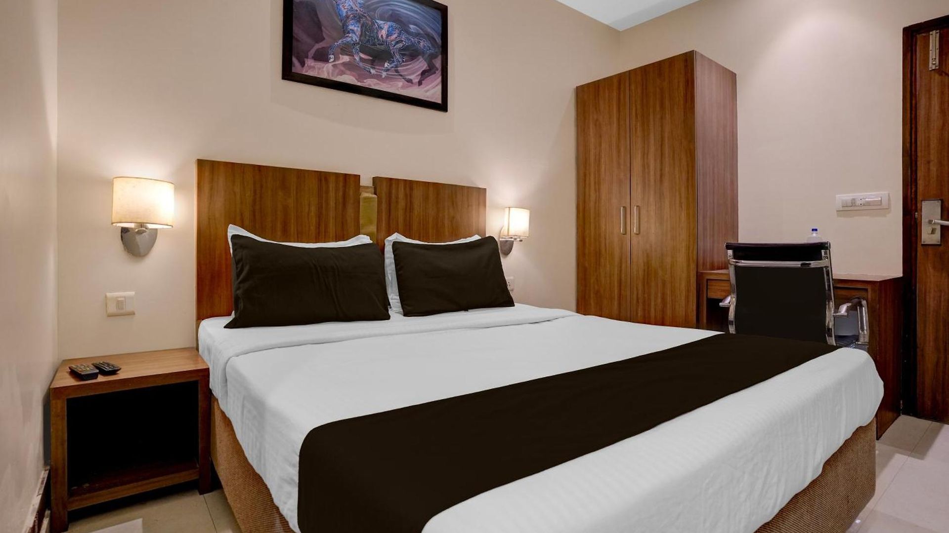 Townhouse Midc Andheri Formerly Royal International