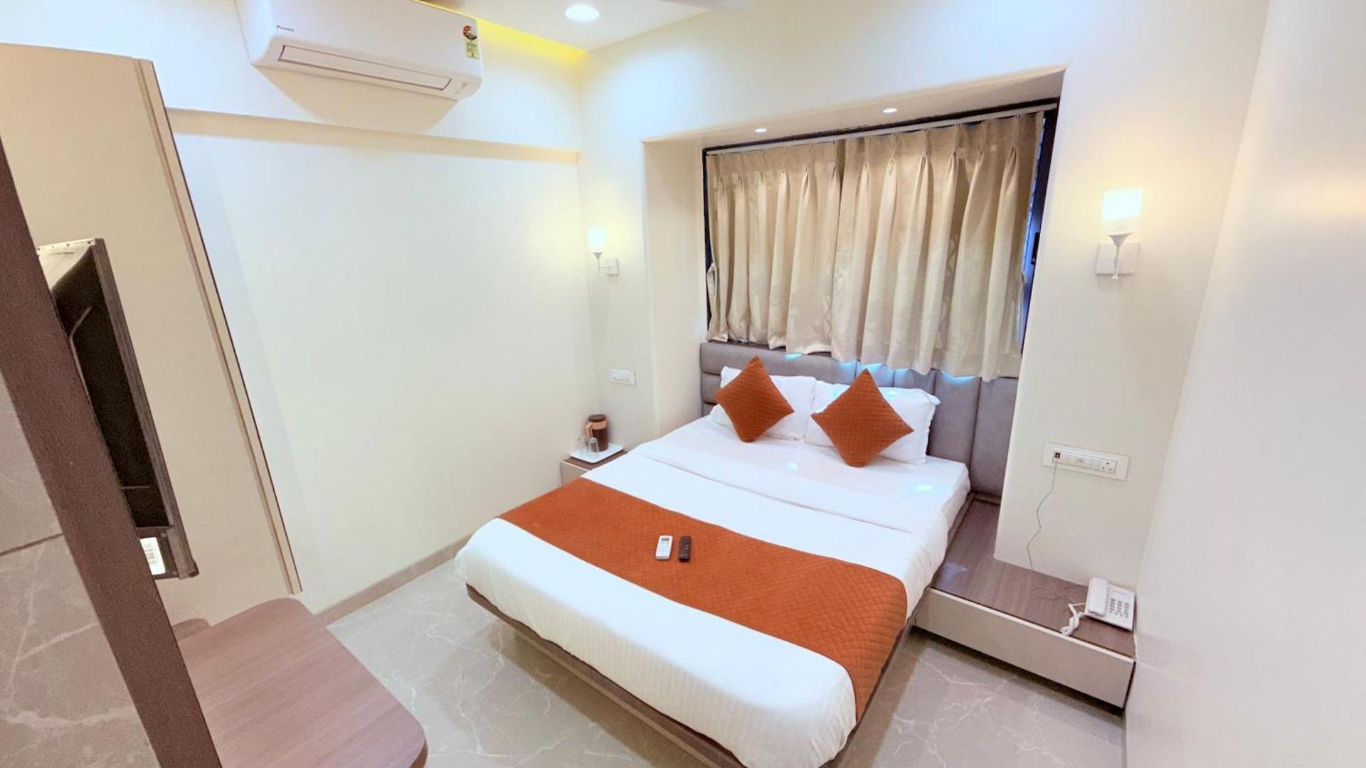 Hotel Le Glance & Mumbai
