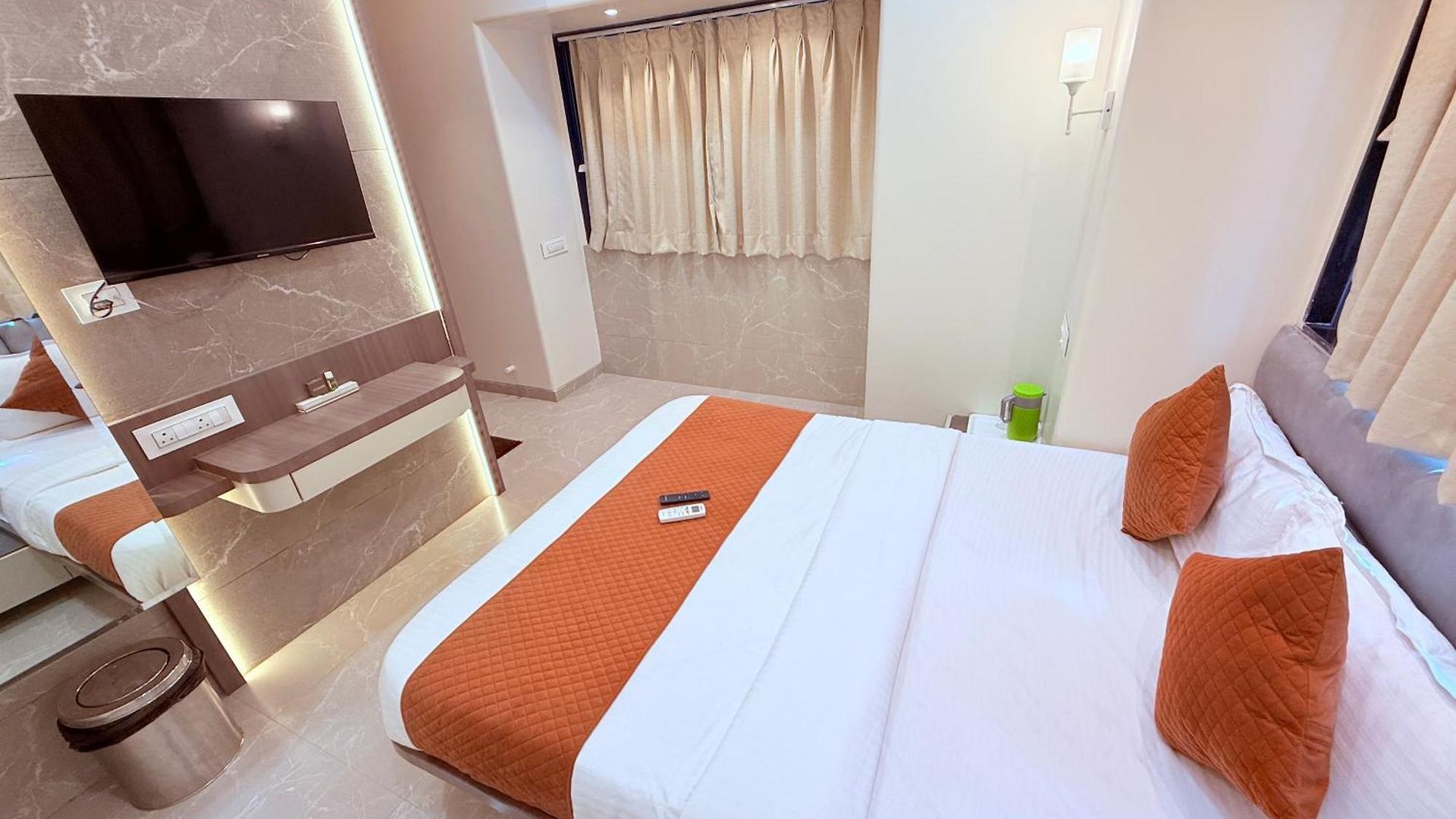 Le Glance & Hotel Mumbai