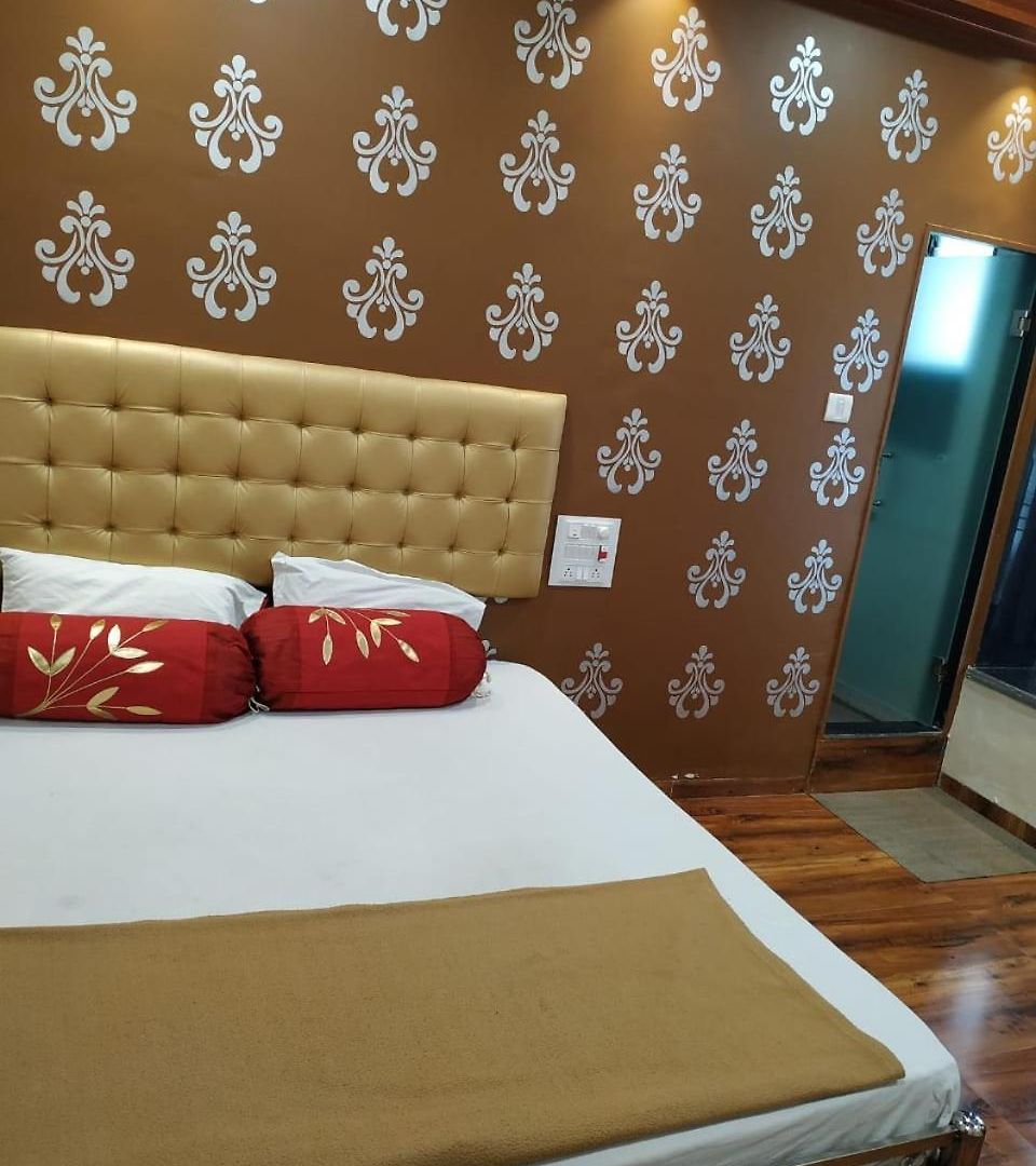 Popular Palace Hotel *