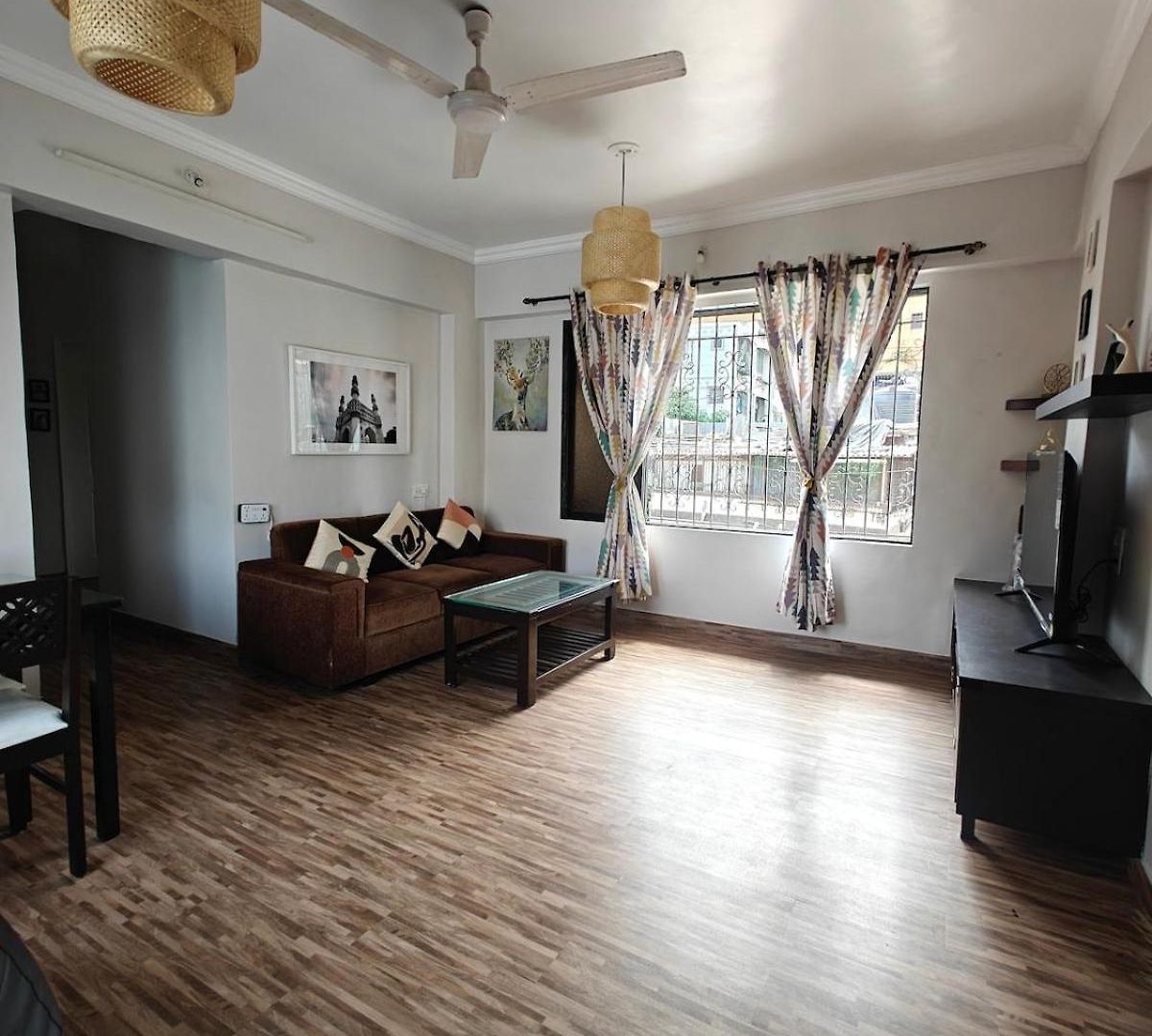 Apartment Serene-2bhk Balcony-parking-bandra Chapel Rd-cafes Mumbai