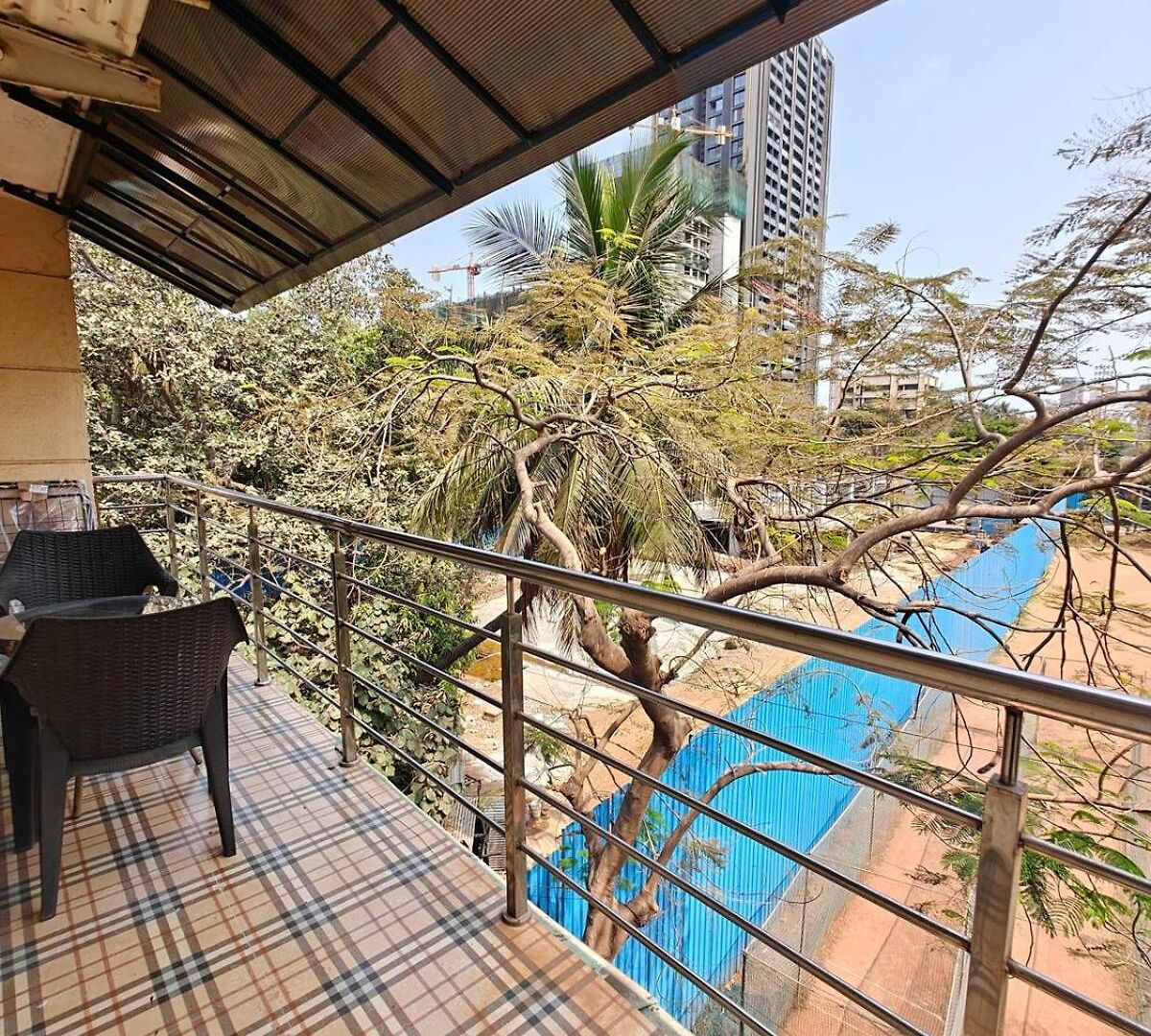 Apartment Serene-2bhk Balcony-parking-bandra Chapel Rd-cafes