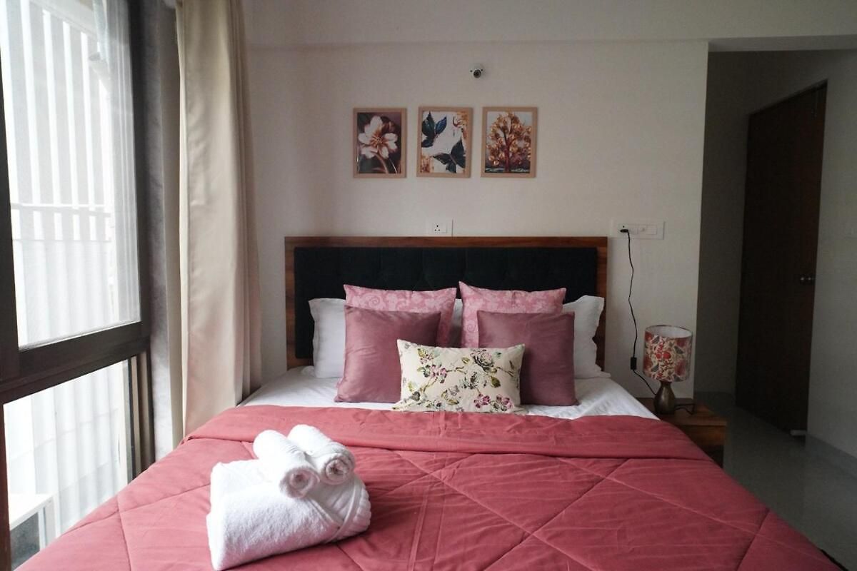 Apartment The Emerald Bloom, 2bhk Near Airport,bkc&nmacc *