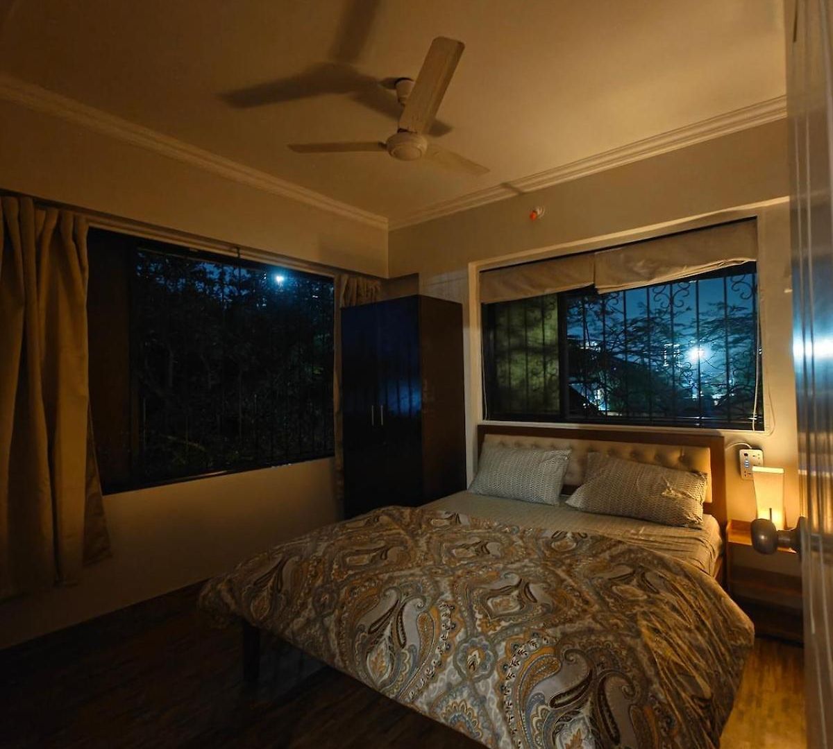 Apartment Serene-2bhk Balcony-parking-bandra Chapel Rd-cafes Mumbai