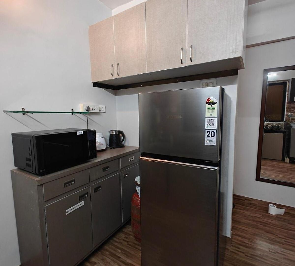 Serene-2bhk Balcony-parking-bandra Chapel Rd-cafes Mumbai