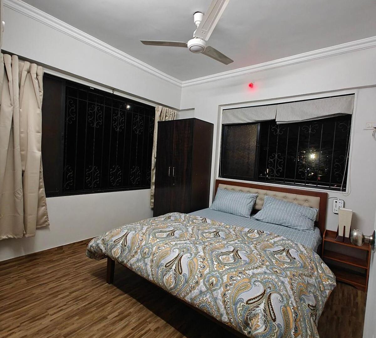 Apartment Serene-2bhk Balcony-parking-bandra Chapel Rd-cafes Mumbai