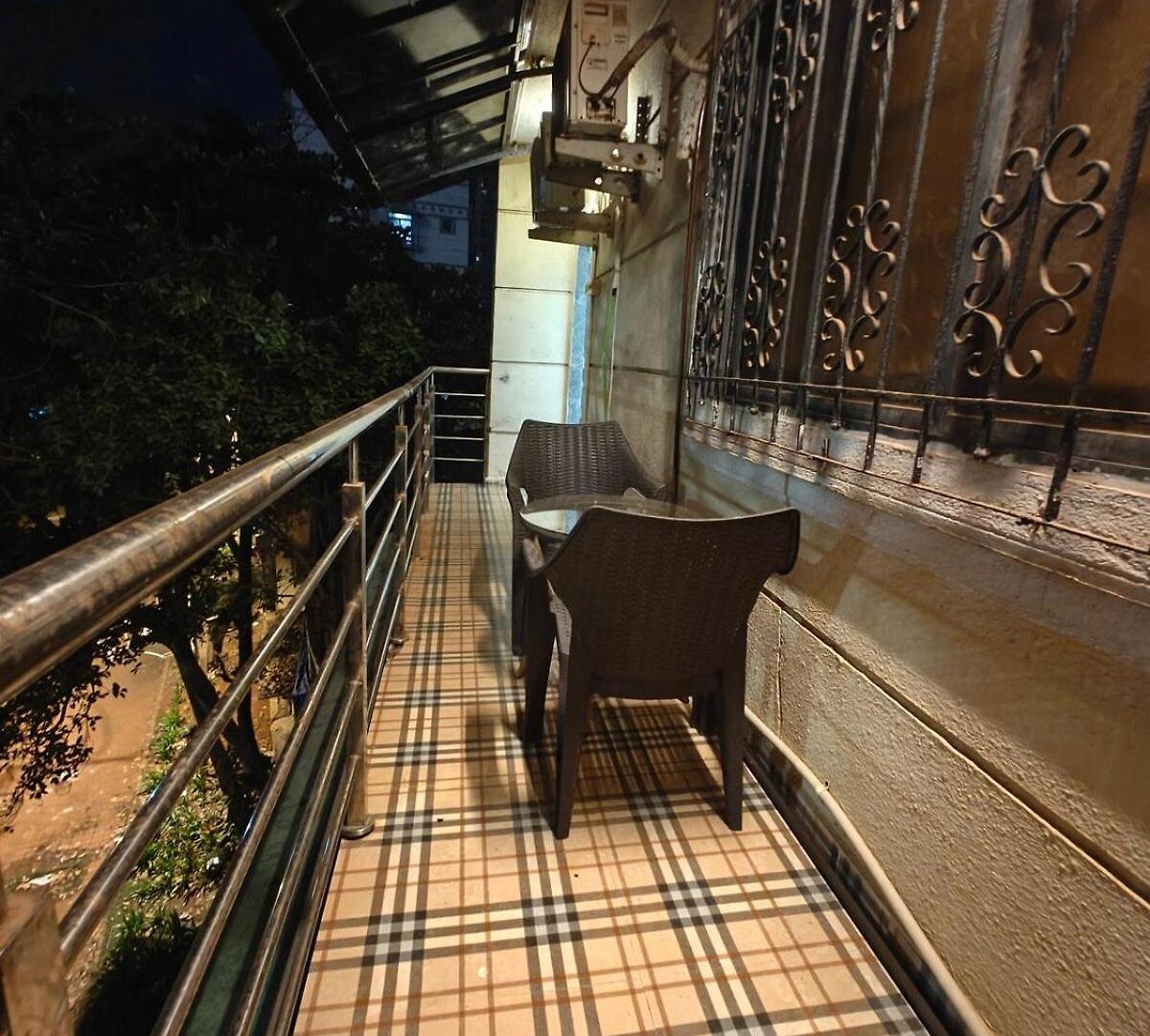 Apartment Serene-2bhk Balcony-parking-bandra Chapel Rd-cafes Mumbai