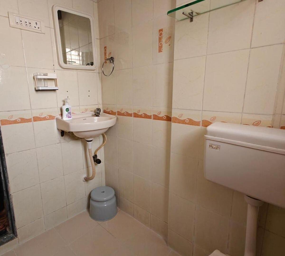 Serene-2bhk Balcony-parking-bandra Chapel Rd-cafes *