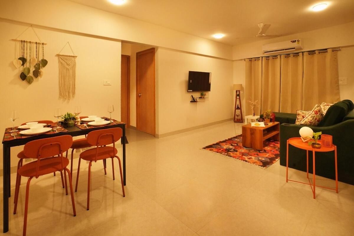 Apartment The Emerald Bloom, 2bhk Near Airport,bkc&nmacc *
