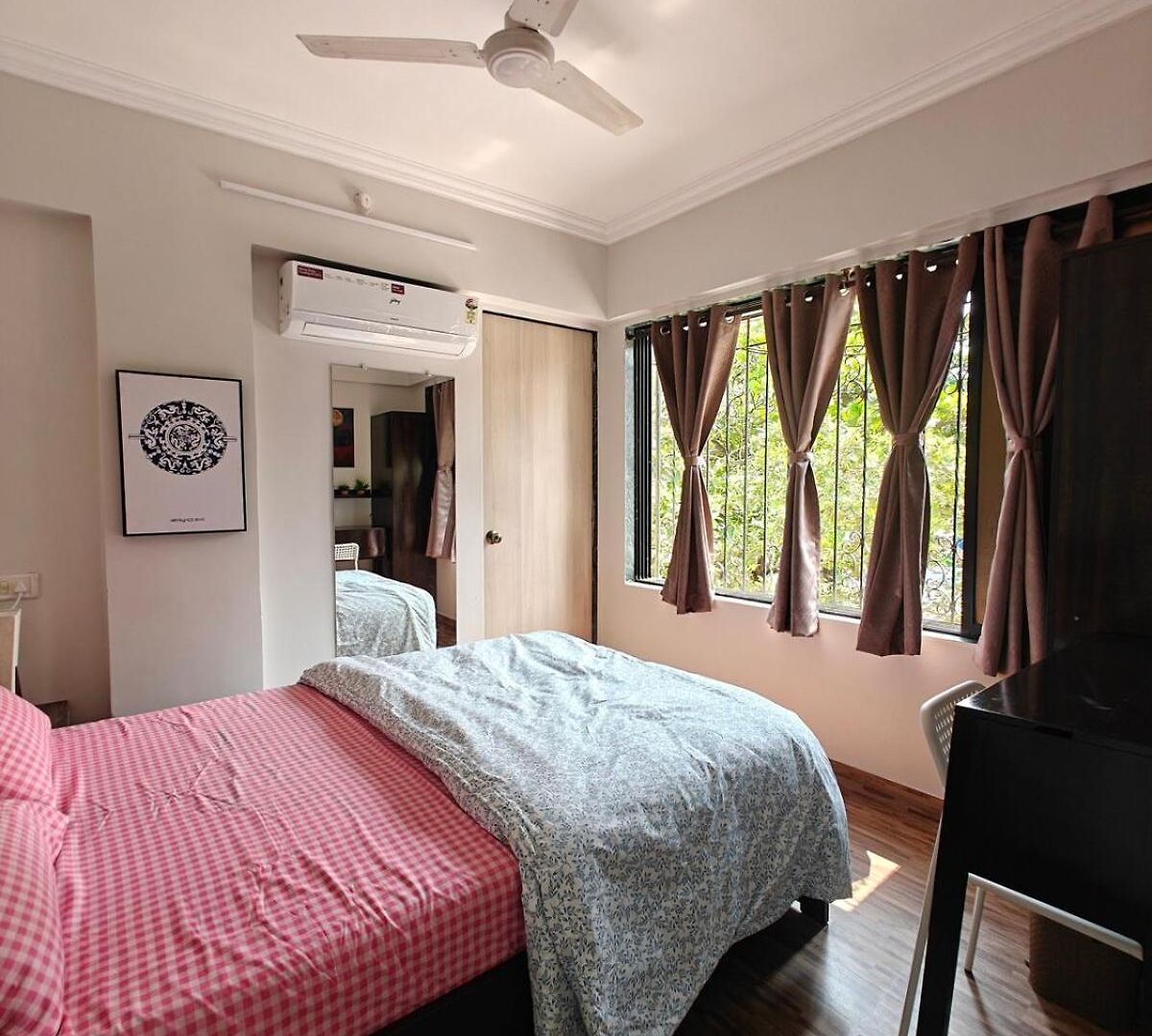 Serene-2bhk Balcony-parking-bandra Chapel Rd-cafes * Mumbai