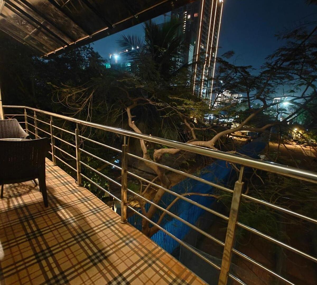 Serene-2bhk Balcony-parking-bandra Chapel Rd-cafes