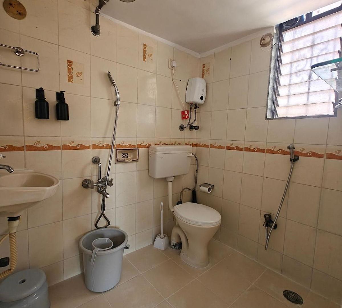 Serene-2bhk Balcony-parking-bandra Chapel Rd-cafes Apartment