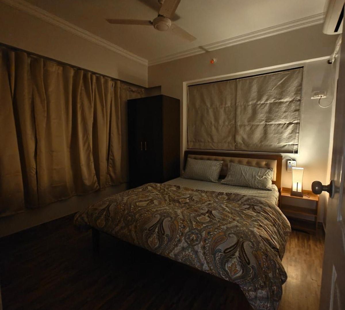 Apartment Serene-2bhk Balcony-parking-bandra Chapel Rd-cafes Mumbai
