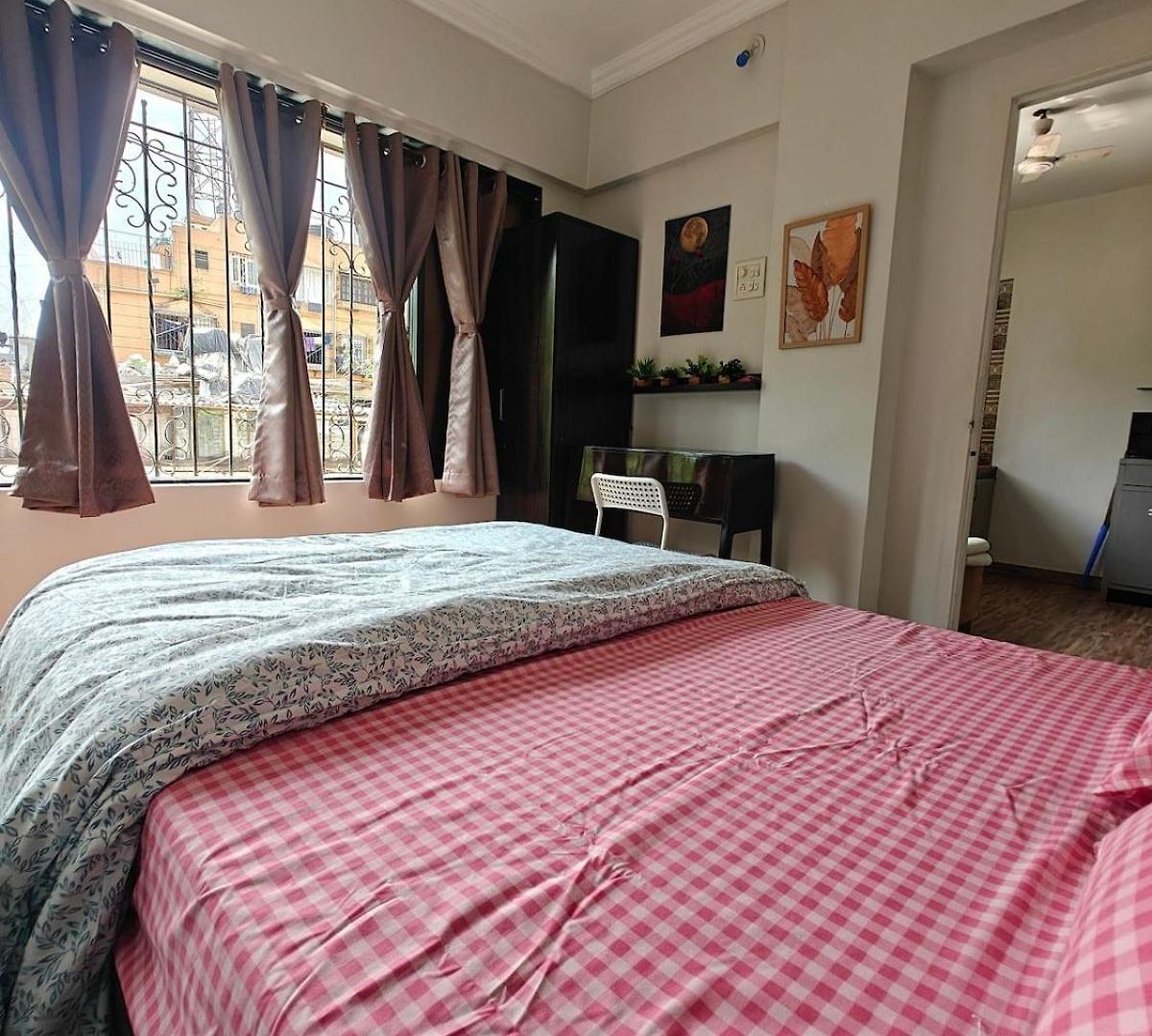 Serene-2bhk Balcony-parking-bandra Chapel Rd-cafes * Mumbai