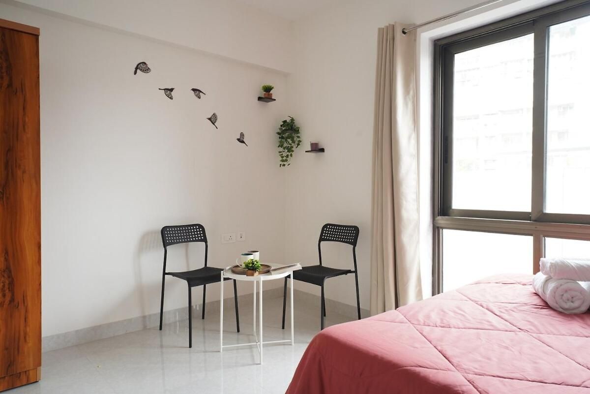 The Emerald Bloom, 2bhk Near Airport,bkc&nmacc *