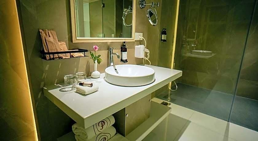 Hotel Fabhotel Adore 3*