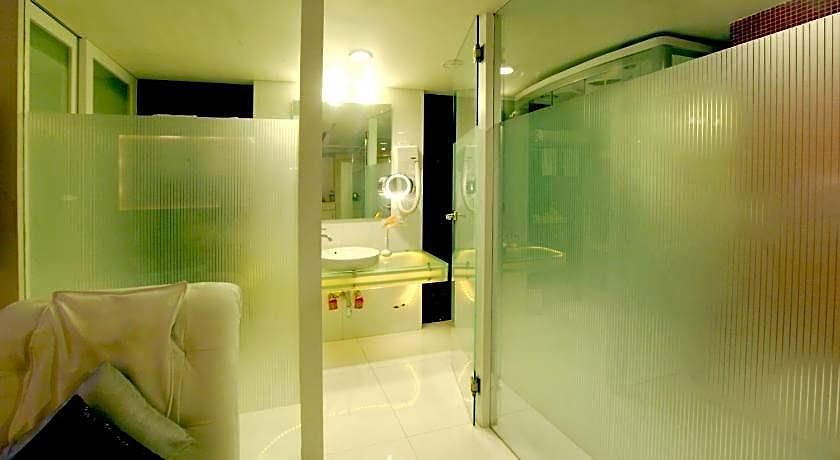 Hotel Fabhotel Adore