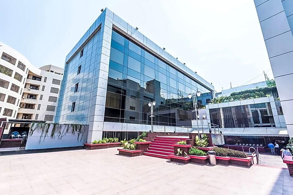 Kohinoor Continental, Airport