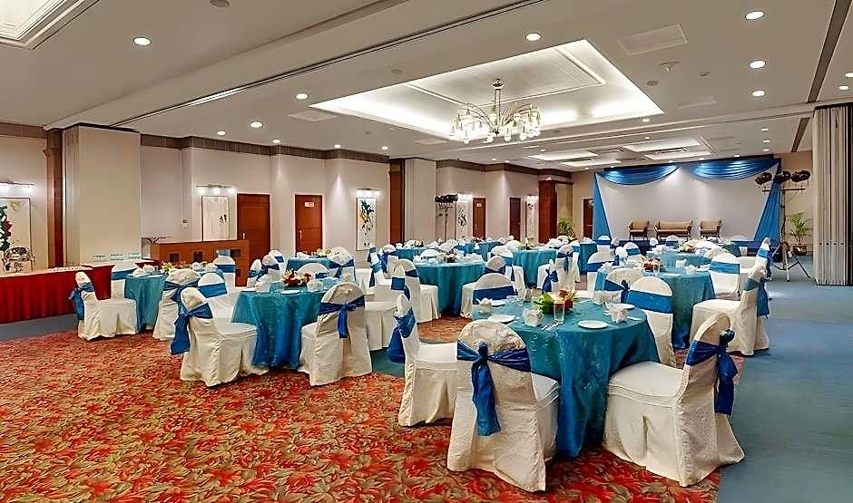 Kohinoor Continental, Airport 4*