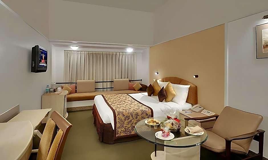 Hotel Kohinoor Continental, Airport