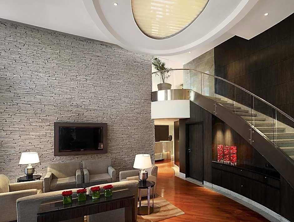 Hyatt Regency International Airport 5*