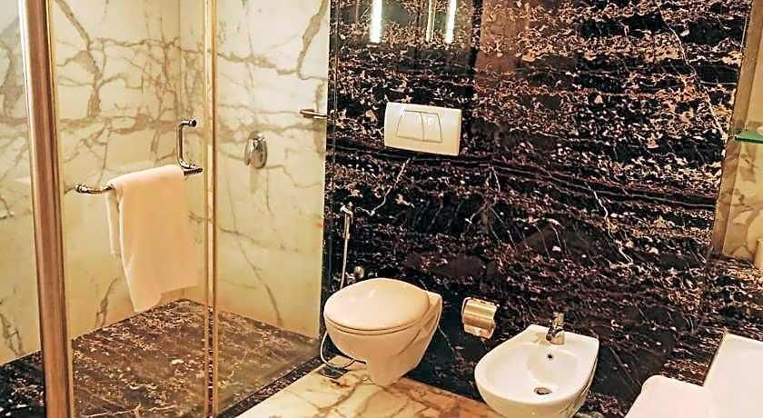 Mirage Hotel, International Airport
