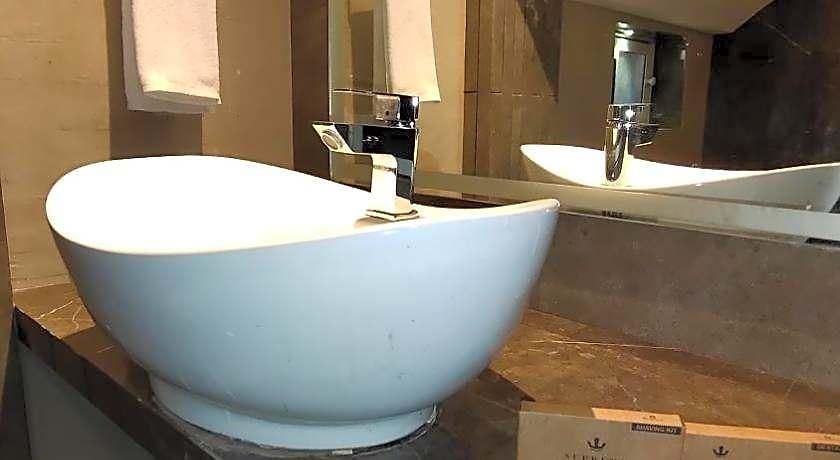 Supreme - Cuffe Parade 3*