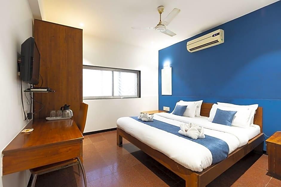 Hotel Q Deck - Parle Station And Near To Airport 3*