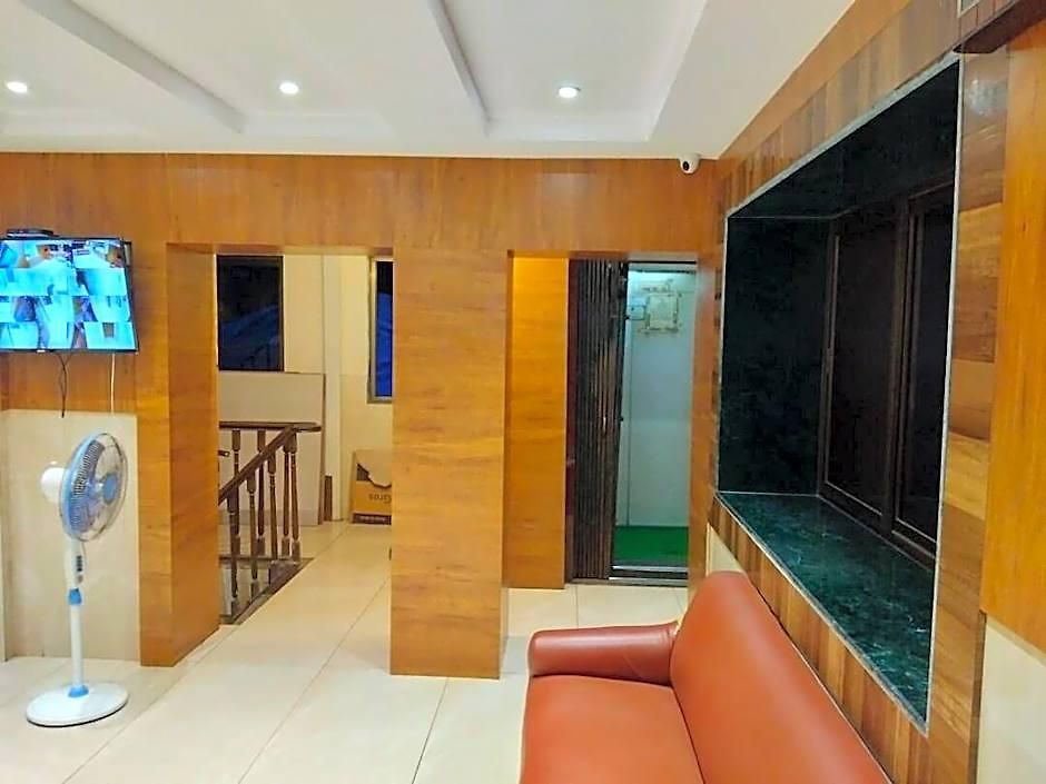 Hotel Rishi International - Grant Road 3*
