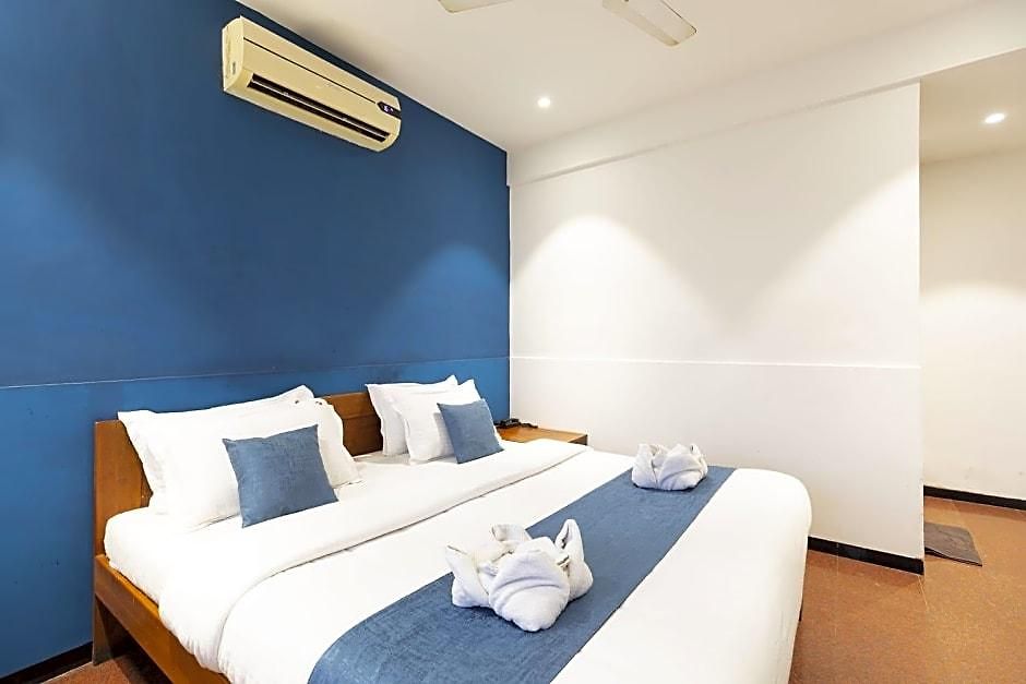 Q Deck - Parle Station And Near To Airport Hotel