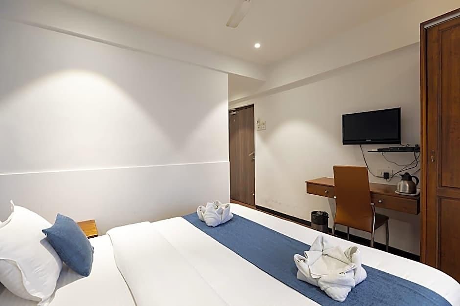 Q Deck - Parle Station And Near To Airport 3*