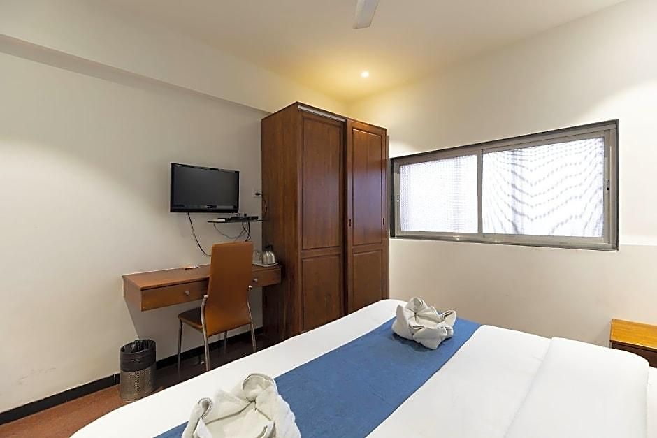 Hotel Q Deck - Parle Station And Near To Airport