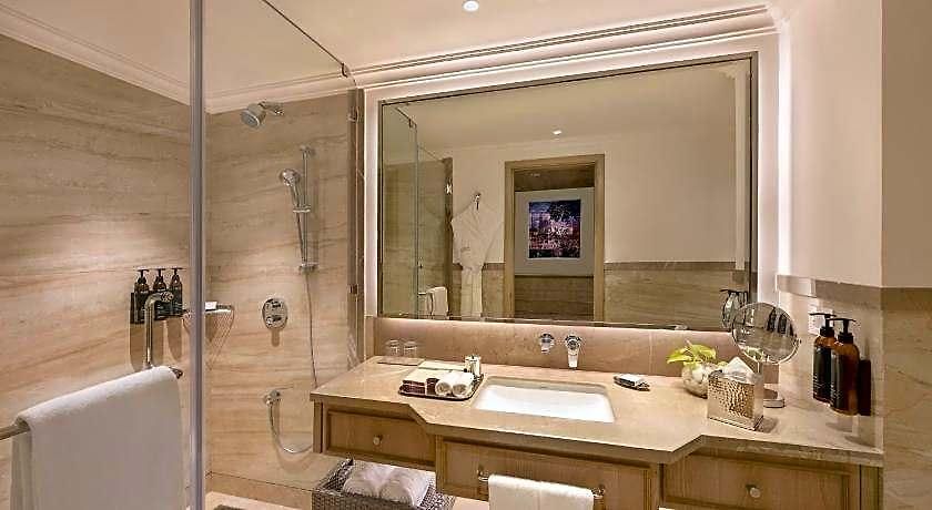 Aurika, International Airport - Luxury By Lemon Tree 5*