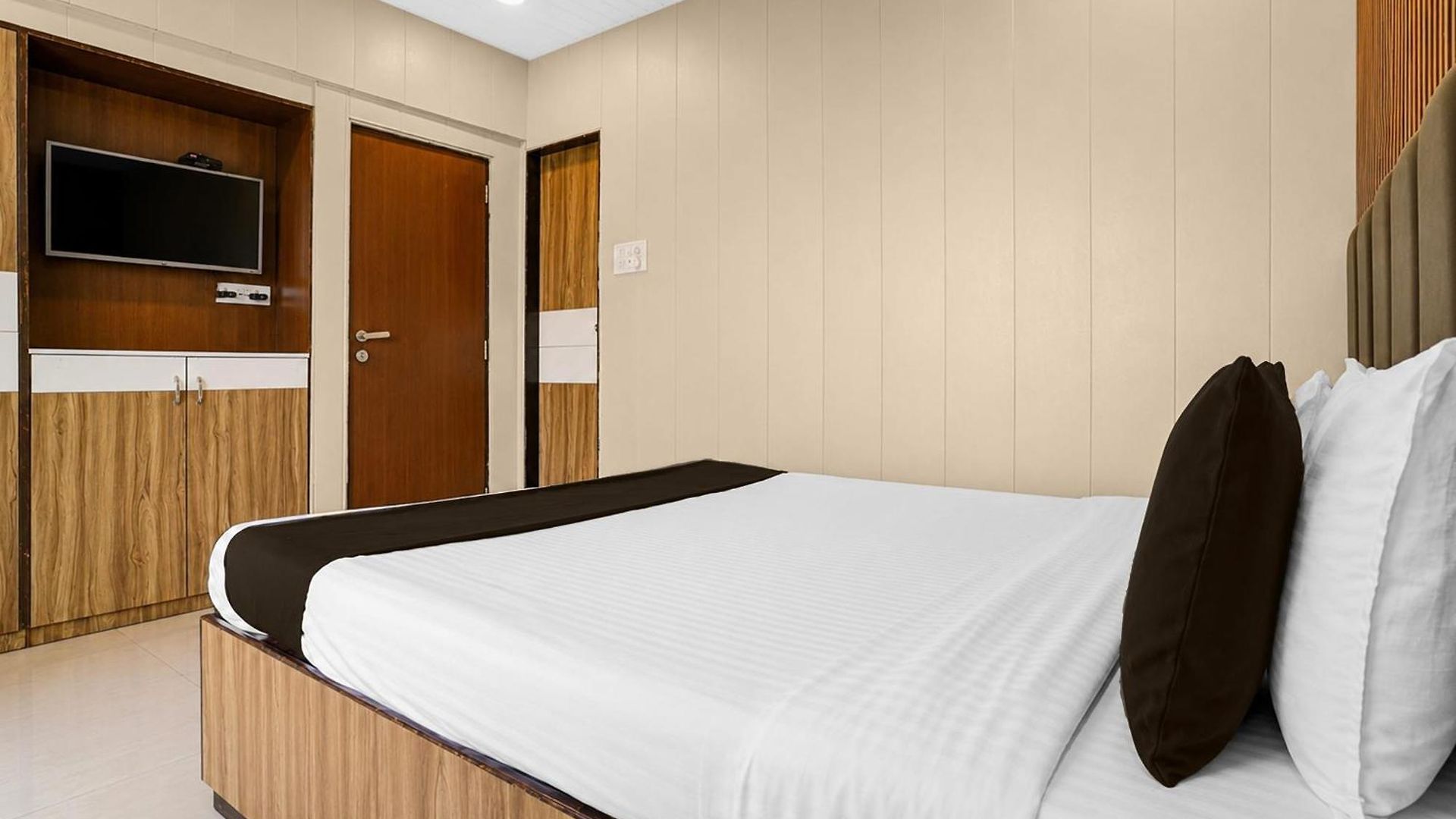 Hotel Collection O Lokhandwala Andheri West Formerly Lalsai Residency 4*