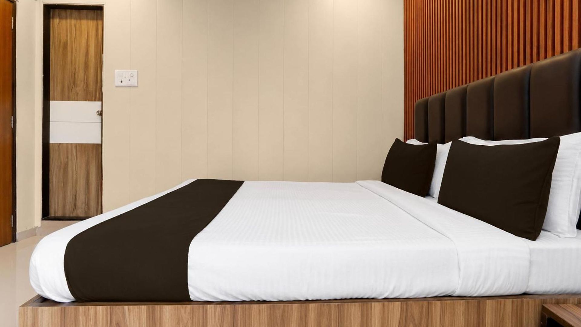 Hotel Collection O Lokhandwala Andheri West Formerly Lalsai Residency 4*