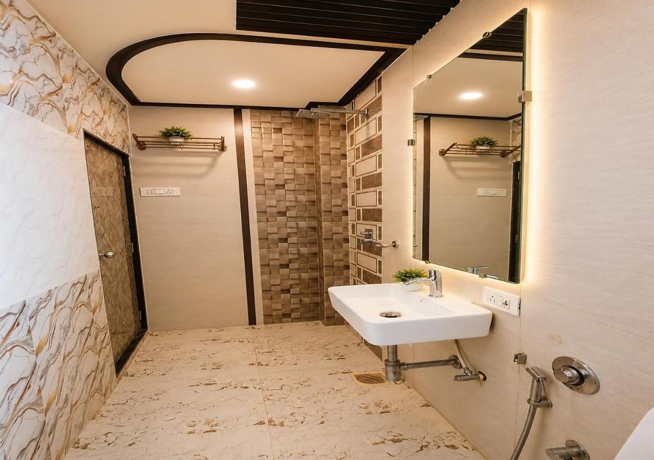 Guest house Glitz 7even Hills- Nr International Airport T2