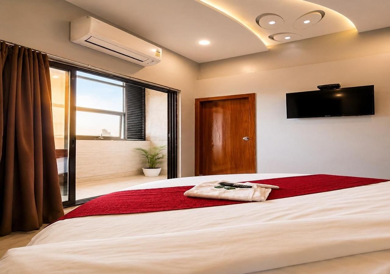 Glitz 7even Hills- Nr International Airport T2 Guest house Mumbai