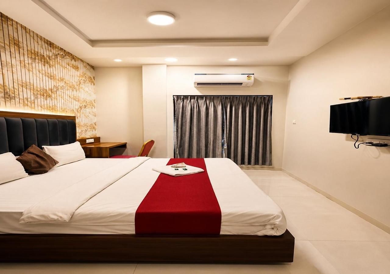 Glitz 7even Hills- Nr International Airport T2 Guest house Mumbai