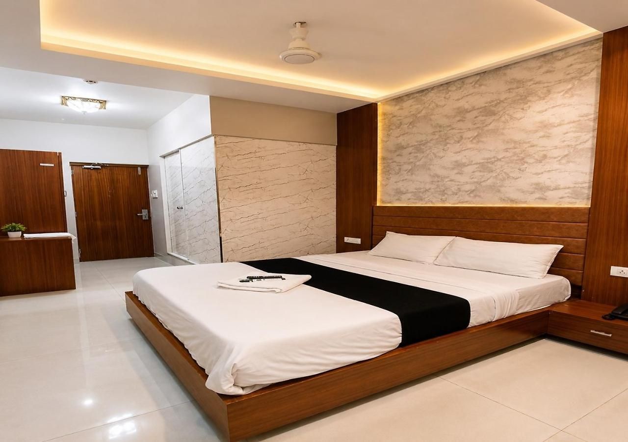 Guest house Glitz 7even Hills- Nr International Airport T2