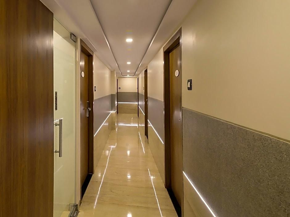Qubestay Airport Capsule & 3*
