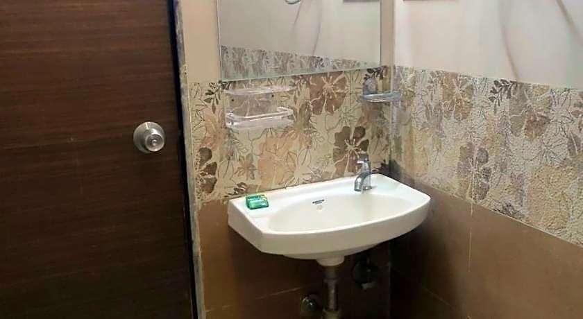 Hotel O Golden Nest Near Chhatrapati Shivaji International Airport 3*