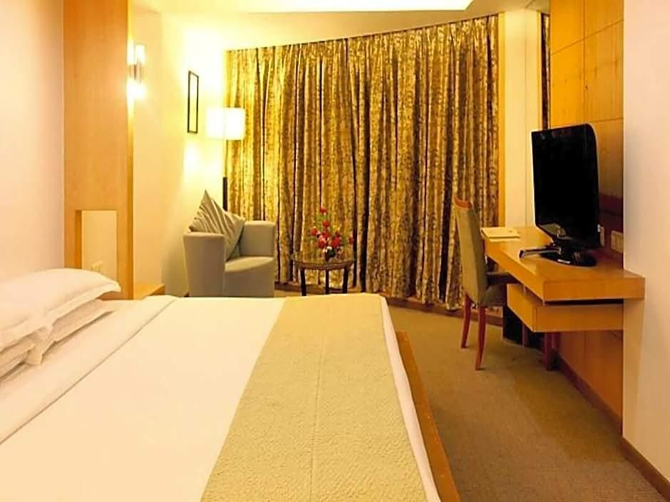 Fabhotel Adore 3*