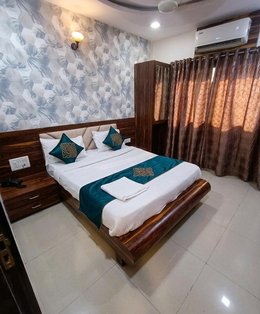 Airport International - Near Airport , Bkc Visa Consulate, Jio Convention Center Hotel 3*