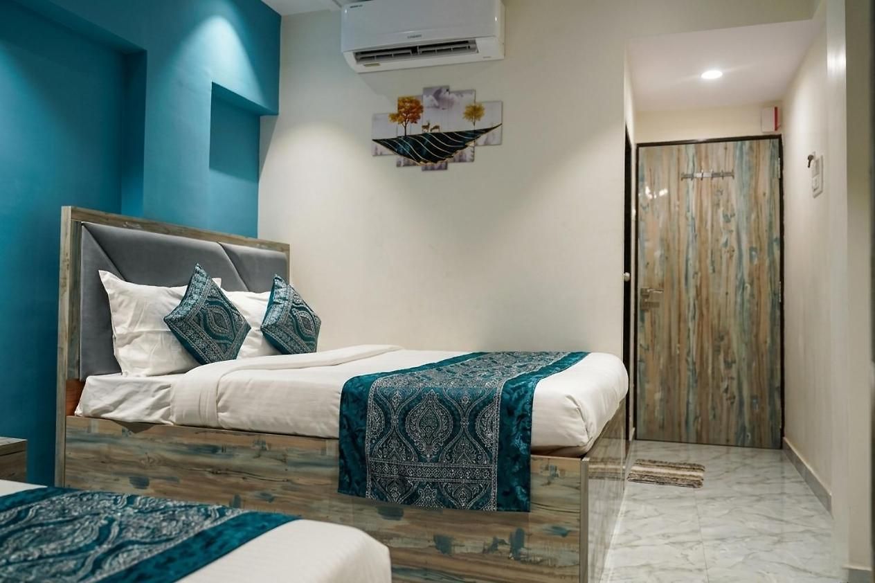 Airport International - Near Airport , Bkc Visa Consulate, Jio Convention Center Hotel