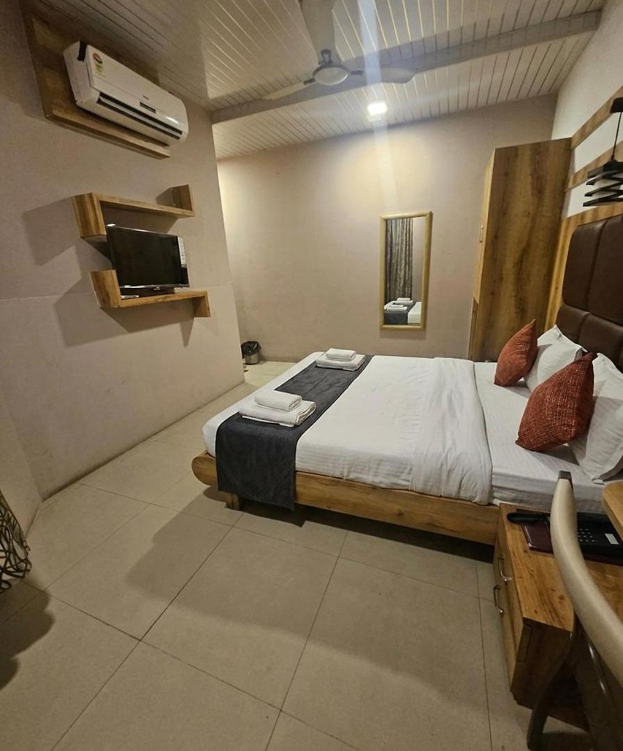 Luxury Addoree Palace - Near Airport Hotel 3*