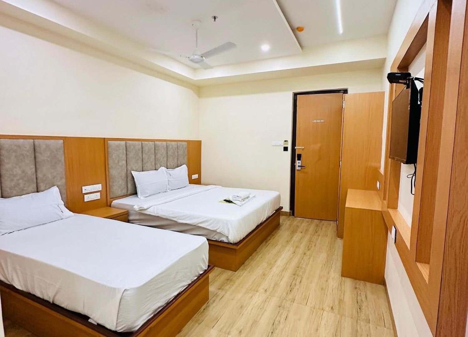 Hotel Breeze Bay Bkc - Near Us Embassy 3*