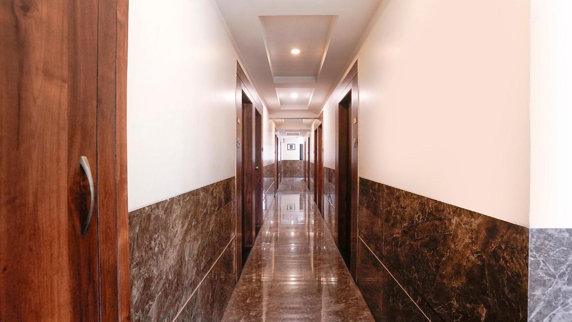 Hotel Fabhotel Prasad International