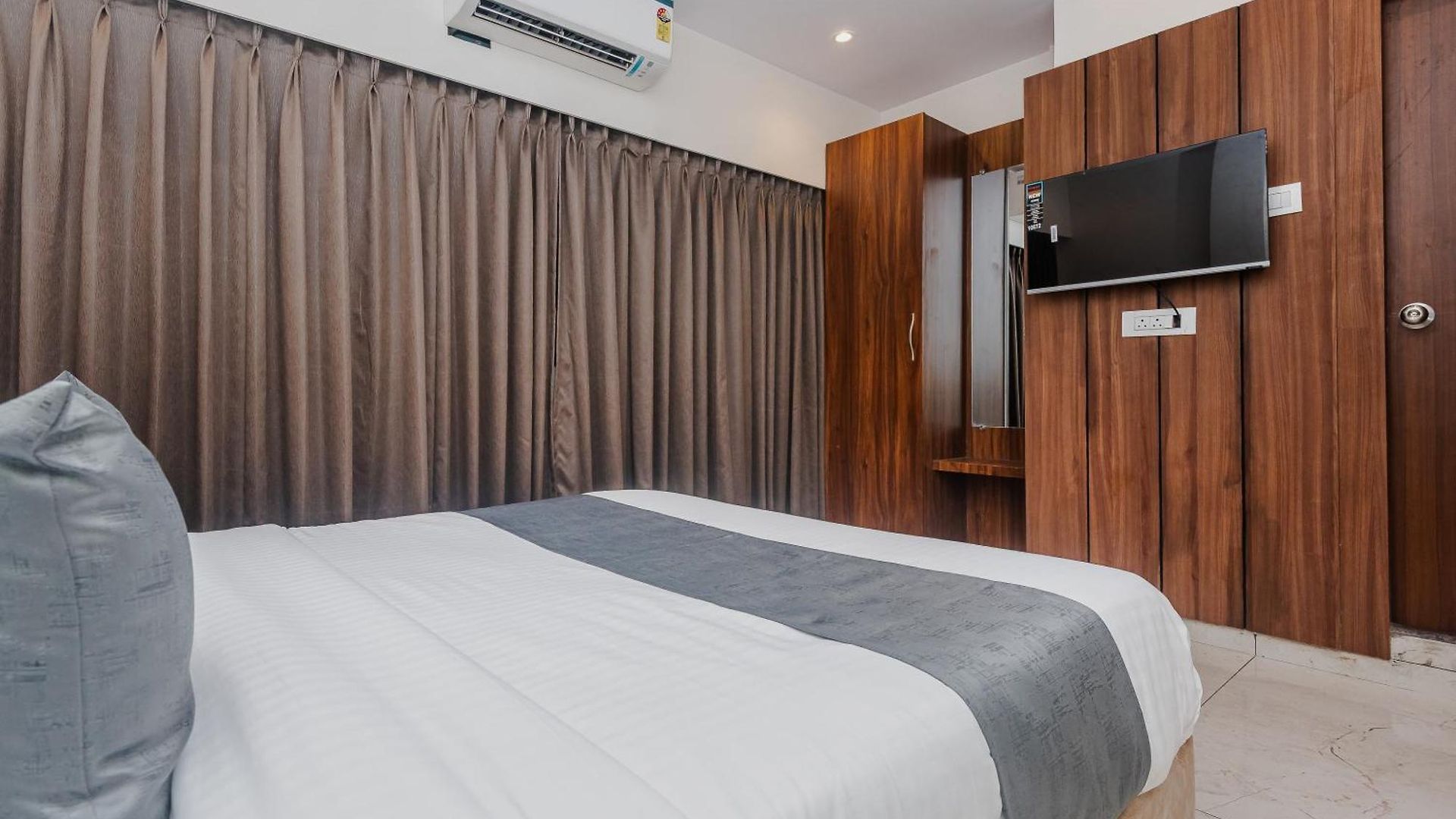 Zillion International Near Us Consulate B K C Near Airport Hotel 3*