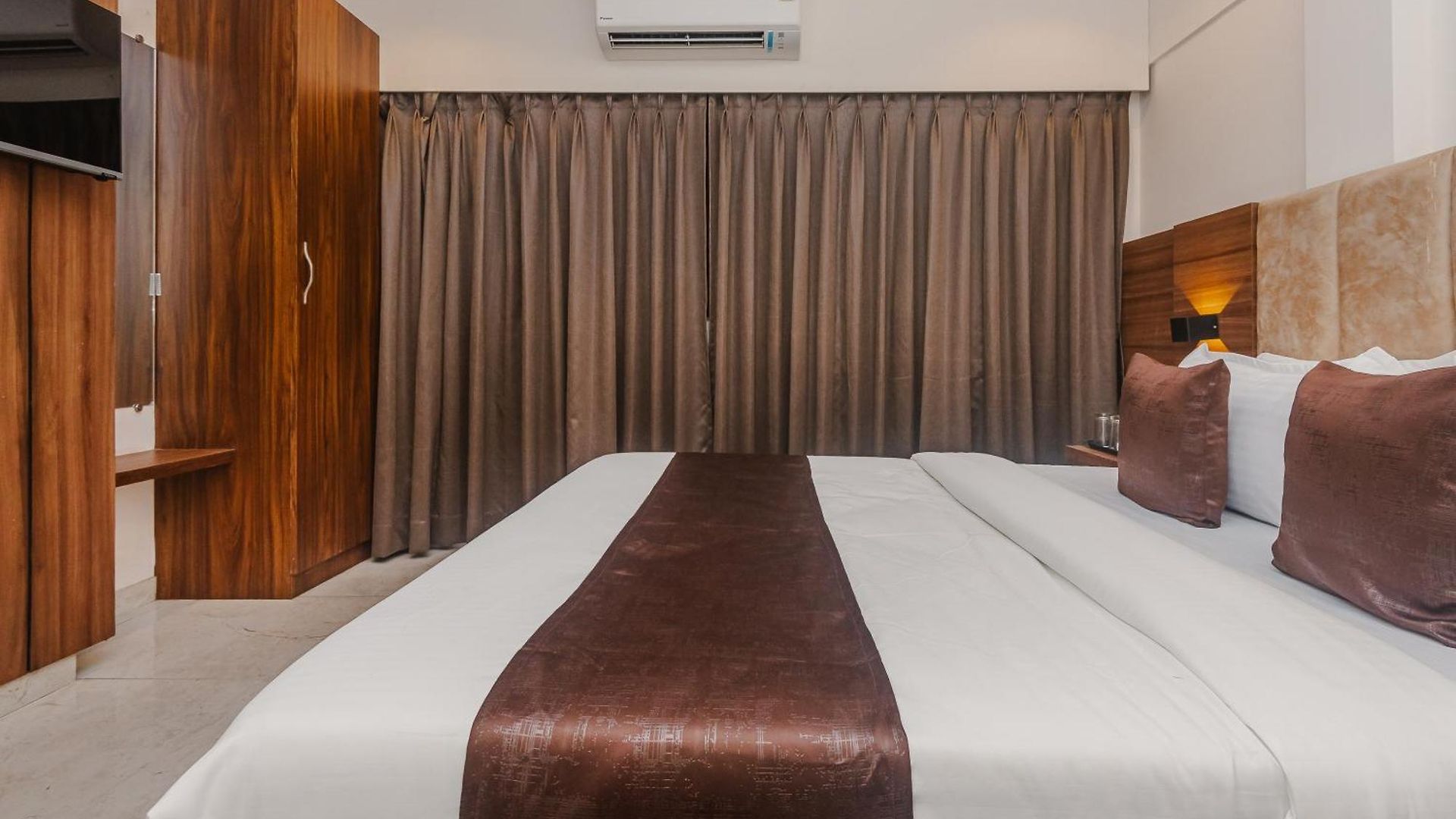 Zillion International Near Us Consulate B K C Near Airport Hotel 3*